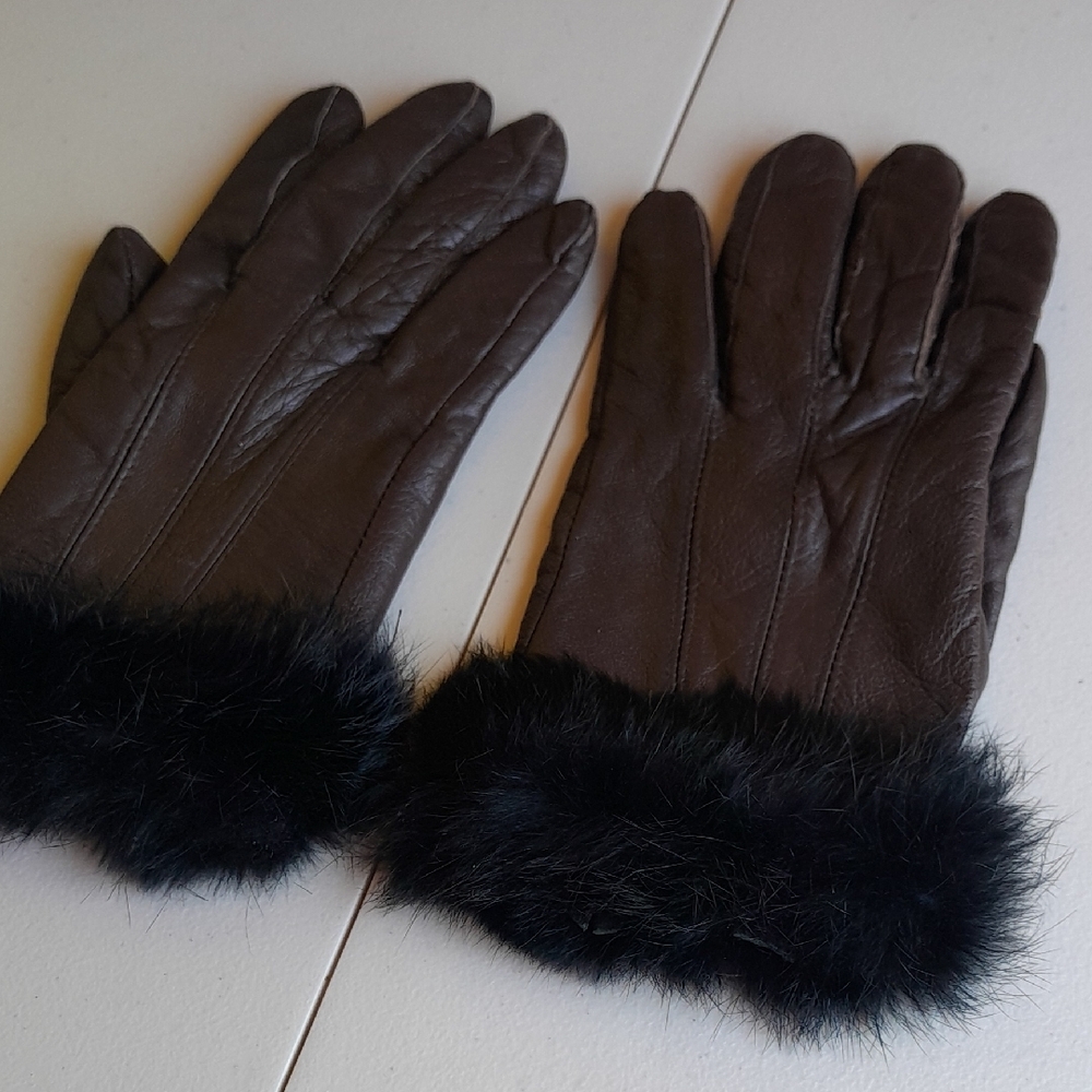 Elegant Brown Leather Gloves with Black Fur Trim - Picture 2 of 3